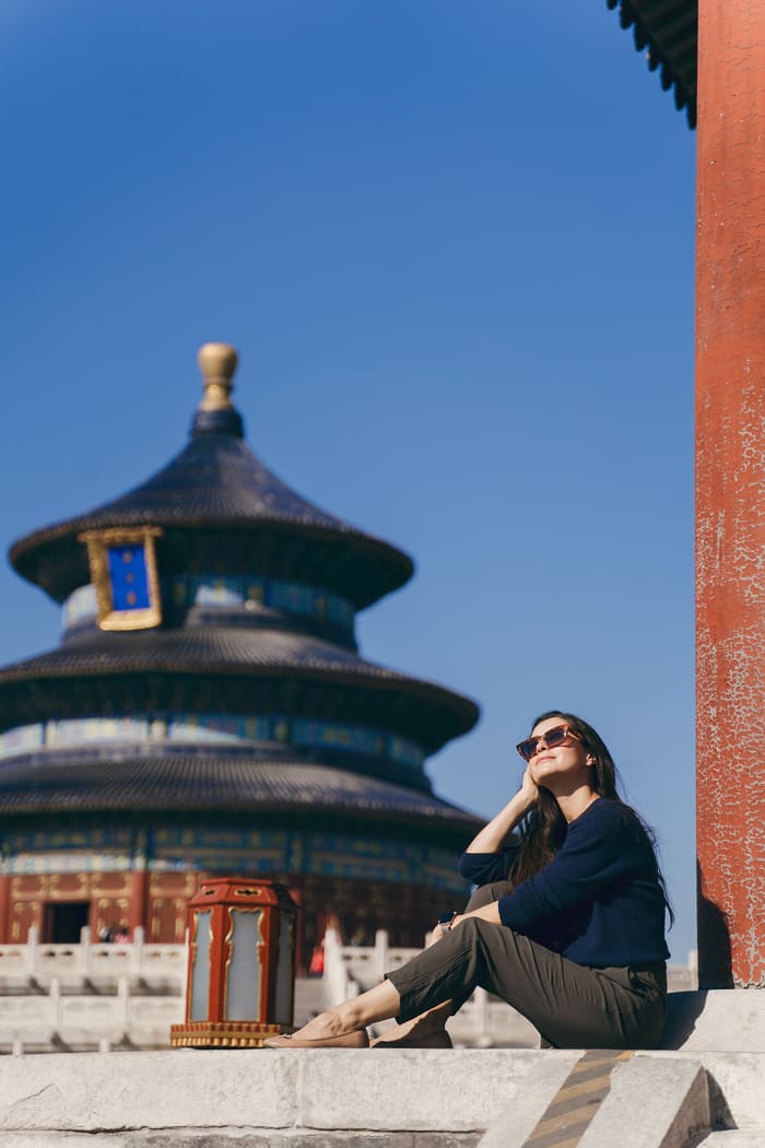 turista en beijing sentada