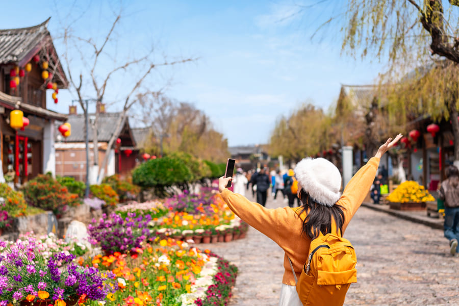 mujer paseando en china